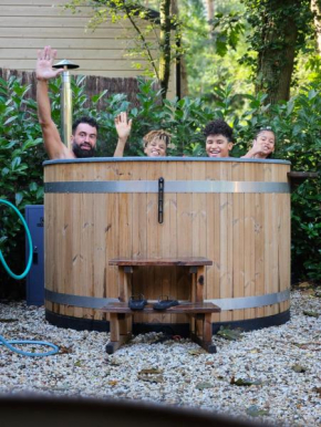 Forest Finest, luxe chalet met HOT TUB mooie overkapping en prachtige tuin met veel privacy